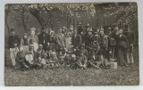 FOTOGRAFIE DE GRUP , ADULTI SI COPII CU MASTI , IN EXTERIOR , POSIBIL TRANSILVANIA , FOTOGRAFIE FORMAT CARTE POSTALA ,INCEPUTUL SEC. XX