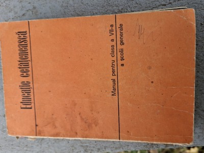 Carte educatie cetateneasca foto