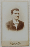 Portret barbat cu papion// CDV A. Ujvary Targu-Jiu