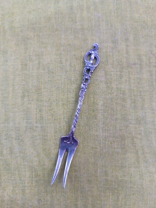 Furculita din argint masiv 830 S, 3 coroane suedeze, 8 gr.