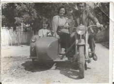 B710 Fotografie motocicleta veche cu atas foto