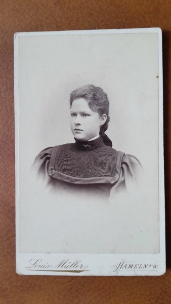 Fotografie tip CDV, tanara, perioada interbelica