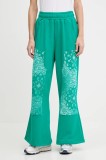 Puma pantaloni de trening din bumbac culoarea verde, cu imprimeu, 632845