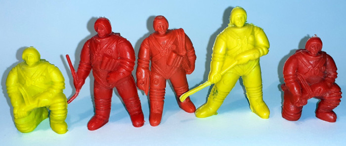 Figurine 5 cosmonauți Crescent Toys Kelloggs vintage plastic 7 cm &icirc;nălțime