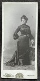 Fotografie pe carton, femeie in rochie lunga si cu coc, 1904