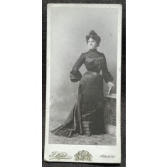 Fotografie pe carton, femeie in rochie lunga si cu coc, 1904