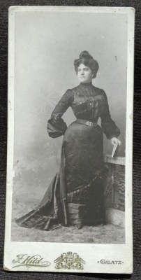 Fotografie pe carton, femeie in rochie lunga si cu coc, 1904 foto