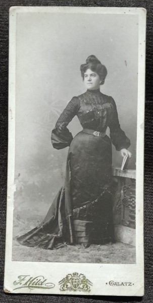 Fotografie pe carton, femeie in rochie lunga si cu coc, 1904
