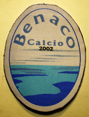 5.544 ITALIA ECUSON EMBLEMA PATCH FOTBAL BENACO CALCIO 2002 87/67mm foto