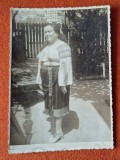 fotografie veche - femeie in costum popular, traditional romanesc