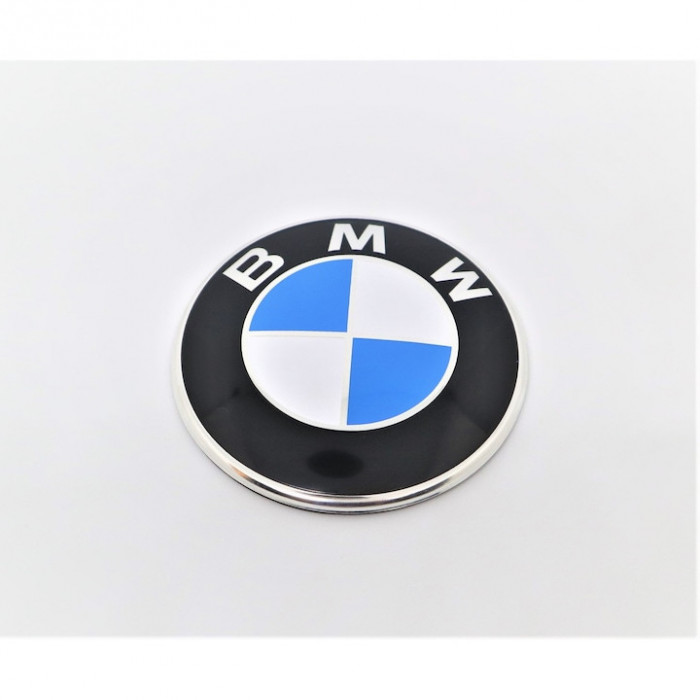 Emblema Bmw autoadeziva pentru capota/portbagaj 82 mm, alb-albastra seria 1,5,7, X1, X3, X5, F10, F12 F 13 F 20 si G30