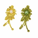 Cumpara ieftin Set 2 agrafe de par aurie si verde 5 x 2 cm, model floral metalizat, accesorii elegante pentru coafuri, prindere rezistenta