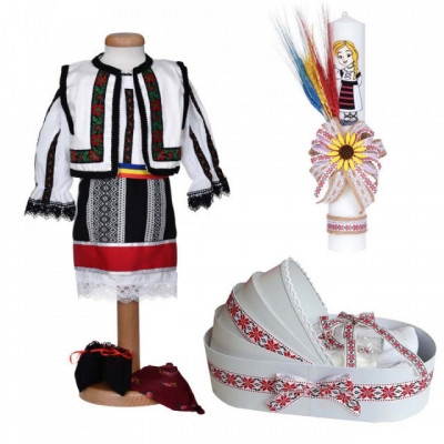 Set costum traditional fetita, trusou botez landou si lumanare, decor national, foto