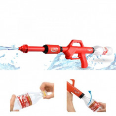 Pusca cu apa sub presiune si sticla pet pe post de rezervor Water Gun foto