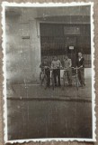 Barbati cu biciclete si o cupa, anii &#039;50-&#039;60// fotografie