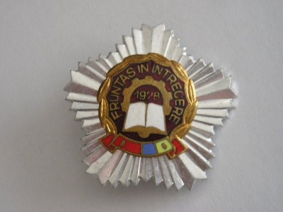 QW9 L 52 - Insigna - tematica comunism - Fruntas in intrecere - 1978 foto