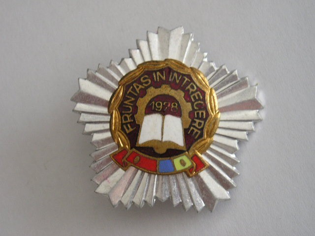 QW9 L 52 - Insigna - tematica comunism - Fruntas in intrecere - 1978