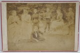 FAMILIE , POZA DE GRUP , FOTOGRAFIE CABINET , SFARSITUL SEC. XIX