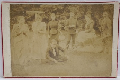 FAMILIE , POZA DE GRUP , FOTOGRAFIE CABINET , SFARSITUL SEC. XIX foto