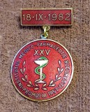 Insigna INSTITUTUL MEDICO FARMACEUTIC Bucuresti - Promotia 1957 - Aniversare 25 de ani (18.09.1982)