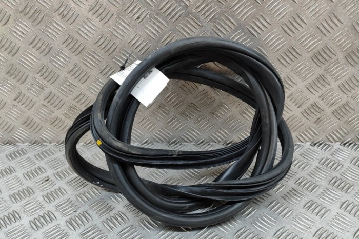 Garnitura ușă dreapta față KIA SORENTO II XM 2012 OEM: 82120-2P000 | 27967711