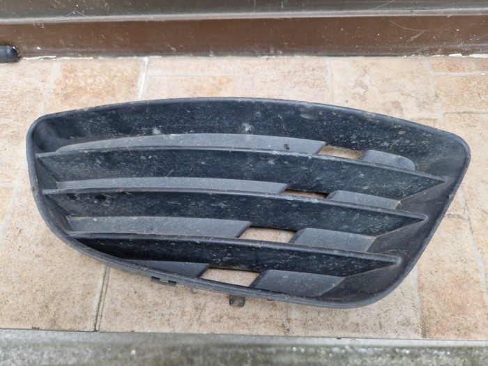 Grilă dreapta bară față Ford Fiesta mk6