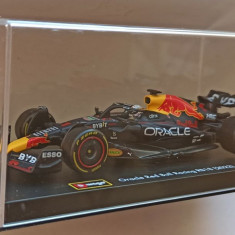 Macheta Red Bull RB18 Max Verstappen cu pilot Formula 1 2022 - Bburago 1/43 F1