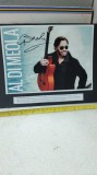 FOTOGRAFIE AL DI MEOLA CU SEMNATURA ORIGINALA A MARELUI CANTARET.