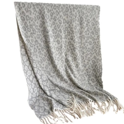 Esarfa gri cu imprimeu leopard si franjuri foto