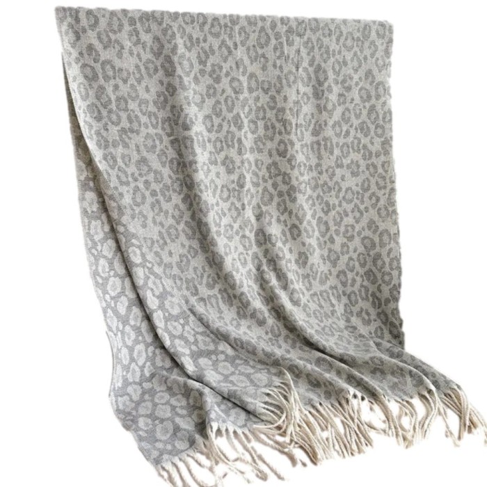 Esarfa gri cu imprimeu leopard si franjuri