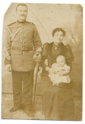 AD 1208 C. P. VECHE -OFITER CU SABIE , SOTIA SI COPILUL -DEZLIPITA DIN ALBUM foto