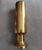 Vază alamă vintage, model discret la cele două extremități, 14.5 cm h, diametrul 3.5 cm, 700 grame. Se pretează ca suport lum&acirc;nare sau prespapier