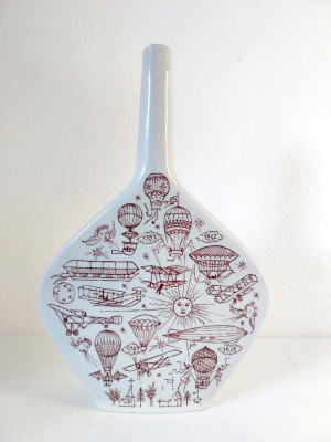 Vaza ceramica decorata cu baloane cu aer si zepelline, marcata cu o silueta foto