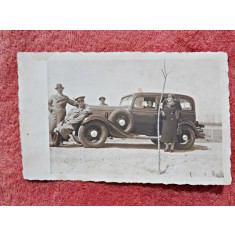 Fotografie tip carte postala, familie la plimbare cu masina, perioada interbelica