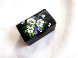 Cutie lemn decorata cu flori albe si mov 35494
