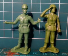Set de soldati plastic verde 5 cm, 2 figurine diferite, salut regulamentar si pescarul regimentului, detaliati, calitate, armata kaki razboi SET16 T4
