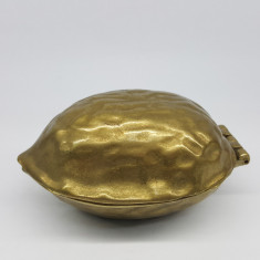 Spargator nuci realizat din bronz, sub forma de nuca, vechi, vintage
