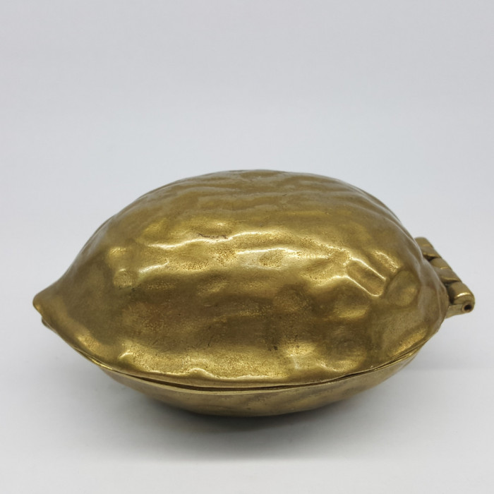 Spargator nuci realizat din bronz, sub forma de nuca, vechi, vintage