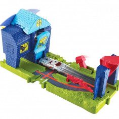 Hot Wheels City Bat Manor Attack Play Set Track