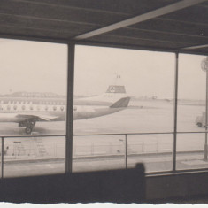 M5 E5 - FOTO - Fotografie foarte veche - in aeroport - anii 1950