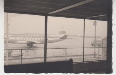 M5 E5 - FOTO - Fotografie foarte veche - in aeroport - anii 1950 foto