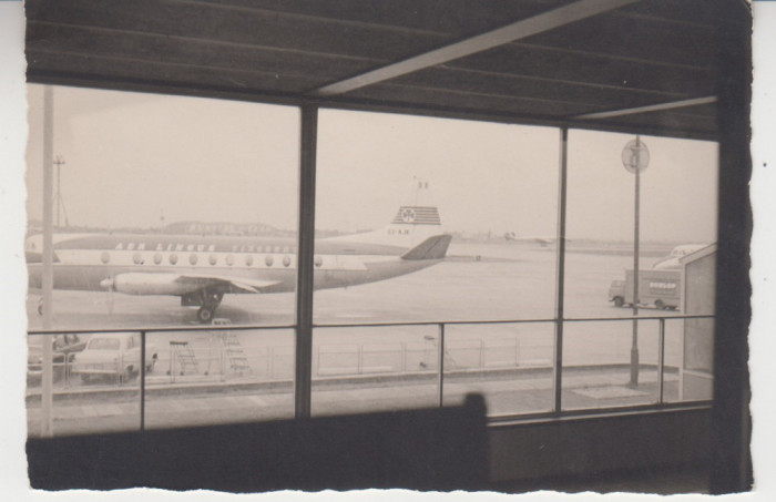 M5 E5 - FOTO - Fotografie foarte veche - in aeroport - anii 1950