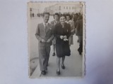 Fotografie 6/9 cm pe stradă &icirc;n Rom&acirc;nia cu cuplu &icirc;n 1944