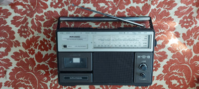 RADIOCASETOFON GRUNDIG RR220 INTERNATIONAL, FUNCTIONEAZA DOAR PE RADIO FM SI SW foto