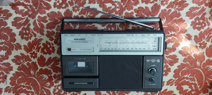 RADIOCASETOFON GRUNDIG RR220 INTERNATIONAL, FUNCTIONEAZA DOAR PE RADIO FM SI SW