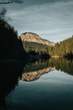 Tablou Canvas, "Reflecții montane &icirc;ntr-un lac liniștit", Natură, Liniște, Reflecție, Munte, Cer, Copaci, Apă, Peisaj, &Icirc;mpădurit, Calm., 26 x 39 cm, CM