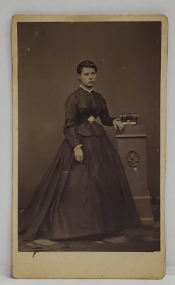 TANARA IN STUDIO , FOTOGRAFIE C.D.V. , DATATA PE VERSO 1868 foto