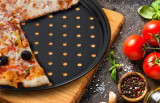 Tava perforata pentru pizza Vanora, &Oslash;26 cm, otel carbon, negru