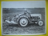 HOPCT 544 L - FOTOGRAFIE VECHE-D= 23 / 18 CM - ACTRITA GLORIA CARLSON PE NOUL TRACTOR-ACTORI -1947-FOTO AGENTIA ACME NEWSPICTURES PHOTOS 1947