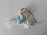 Ornament de Crăciun vintage &icirc;n formă de &icirc;nger &icirc;ntr-o robă albastră, așezat pe o stea căzătoare albă, anii 50-60